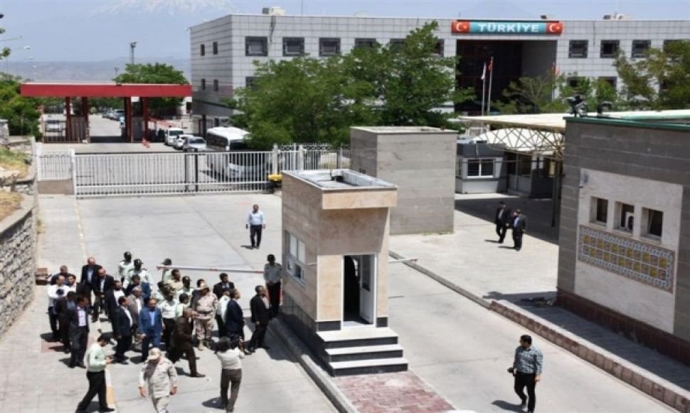 Bazargan Customs; Extradition of 26 Iranian citizens from Turkey